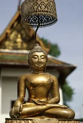 Le Phra Bouddha Sihing exposé aux fidèles pendant les célébrations du Nouvel An