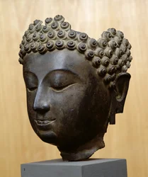 Tête de Bouddha regardant vers le bas, Culture Lan Na
