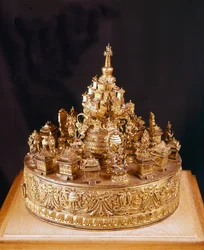 Mandala tibétain : pièce rare en bronze doré sculpté. Le mandala est une vue du cosmos divin, au centre duquel se trouve le mont Merou, une montagne surmontée du palais du dieu suprême Indra et entourée de quatre continents - Musée Guimet, Paris