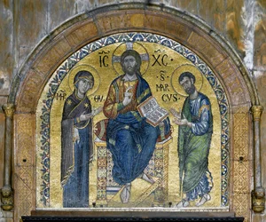 Architecture byzantine : Christ en majesté (Christ en gloire) entre la Vierge et Saint Marc (Deesis), mosaïques réalisées par des artistes vénitiens et redessinées au XVIe siècle. Abside. Basilique Saint-Marc, Venise