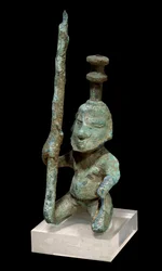Civilisation de Dong Son : porte-lampe en bronze. 300 av. J.-C.-200 apr. J.-C. Provenant du Vietnam. Paris, musée Guimet, Musée national des arts asiatiques