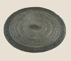 Détail du sommet du tambour Dong Son, IIe-Ier siècle av. J.-C. (bronze)