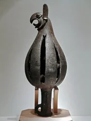 Art scythe : ornement en forme de griffon avec tête d