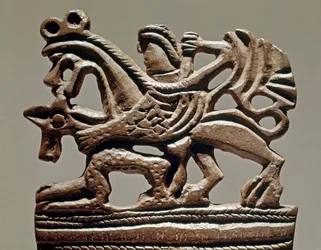 Apollon sur un griffon - 4e siècle av. J.-C. - Ornement de réservoir en bronze - Musée de l