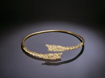 Torque avec des lions attaquant des sangliers aux extrémités (or)