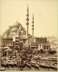 Mosquée Sainte-Sophie et bateaux de pêche sur le rivage du Bosphore, Istanbul, vers 1890