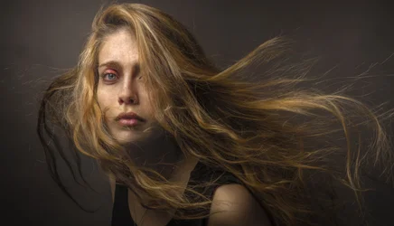 Portrait balayé par des vents violents