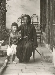Kawass arabe (garde ottoman) avec un jeune garçon dans le jardin d