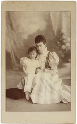 Grande-Duchesse Xenia Alexandrovna de Russie avec sa fille Irina, vers 1882