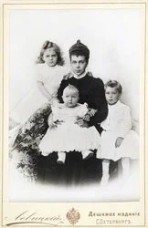 Grande Duchesse Xenia Alexandrovna de Russie avec les enfants Irina Alexandrovna, Andrei..., 1903