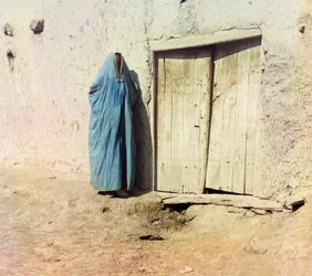 Une femme ouzbèke ou tadjike portant une burqa, c.1910