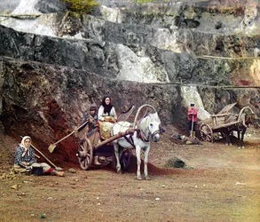 Travail à la mine de Bakalskii : une famille, avec des pelles et des charrettes tirées par des chevaux, travaillant aux mines de fer dans les collines de Bakaly, Empire russe, 1910
