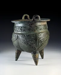 Vase Li, portant le motif taotie, période Erligang, Dynastie Shang, vers 1500-1050 av. J.-C.