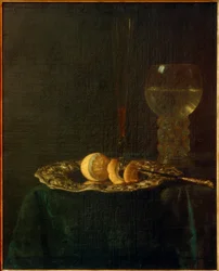 Nature morte de banquet avec assiette en argent, citrons, verre à vin et flûte