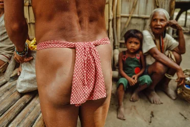 Un membre de la tribu Mangyan porte un pagne traditionnel