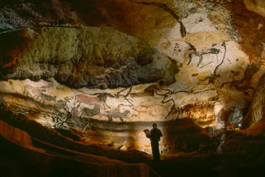 Salle des Taureaux, murs de calcite à Lascaux.