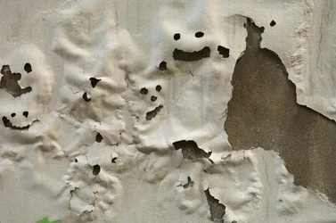 Italie, Toscane, Florence, visages de fantômes souriants sur un mur peint usé, 2022 (photo)
