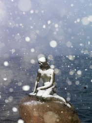 Tempête de neige sur la statue de La Petite Sirène par Edvard Eriksen, hiver à Copenhague, Danemark, 2022 (photo)