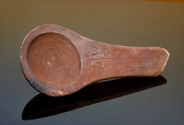 La lampe de Lascaux, grès poli trouvé dans la grotte de Lascaux