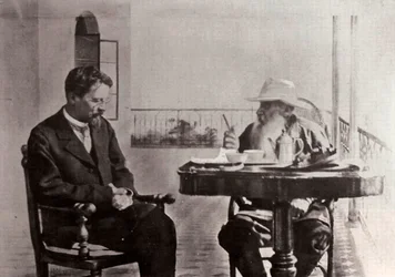 Léon Tolstoï et Anton Tchekhov, auteurs russes