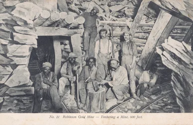 Mineurs installant des supports en bois à 600 pieds sous terre, mine d