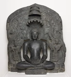 Jaina Tirthankara Parshvanatha avec capuchon de serpent en méditation (Dhyanamudra), du Karnataka, Inde