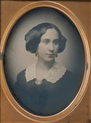 Jeune femme portant un col en dentelle et une broche