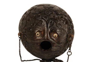 Flasque à poudre sculptée en noix de coco, coloniale espagnole, début du 19ème siècle