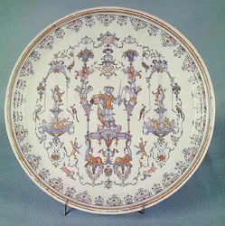 Plat décoré de grotesques, d