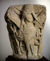 Chapiteau double représentant un sphinx avec des cheveux tressés