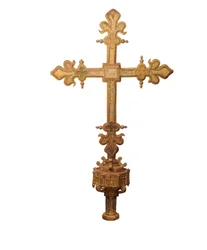 Croix processionnelle décorée en bois doré et polychrome, Espagne, vers 1500