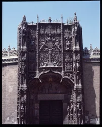 Art gothique isabellin : façade du collège Saint Grégoire (San Gregorio) 1488-1496 Valladolid, Espagne