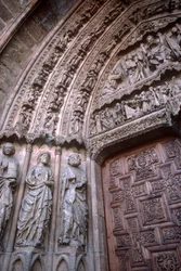 Sculptures de jambage du portail central sur la façade ouest (photo)