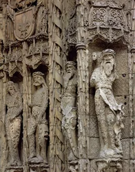Détail sculptural du jambage gauche de la façade d