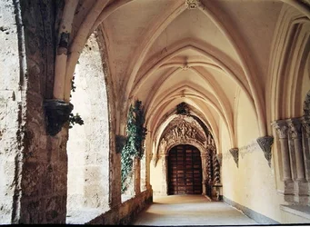 Vue du cloître du monastère, fondé en 1194 et déplacé à son emplacement actuel en 1218