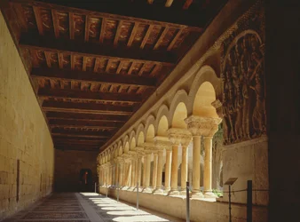 Vue vers le sud le long du mur ouest du cloître