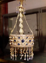 Couronne votive du roi Réceswinthe (r. 652-72) provenant du trésor de Guarrazar, vers 670 (or, cristal de roche, perles et saphirs)