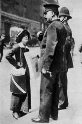 Une suffragette confrontant deux policiers, 1913