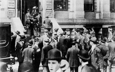Foules anxieuses devant le bureau de la White Star Line, 1912, 1937