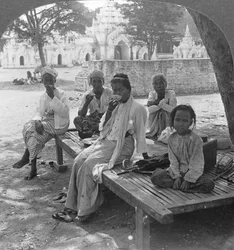 Un café social, Mandalay, Birmanie, 1908