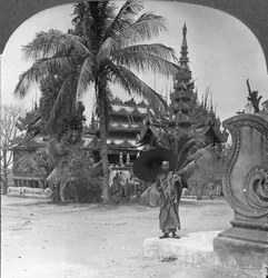 Monastère bouddhiste utilisé comme maison et école de prêtres, Mandalay, Birmanie, 1908