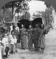 Moines bouddhistes avec parasols et éventails, Rangoon, Birmanie, 1908