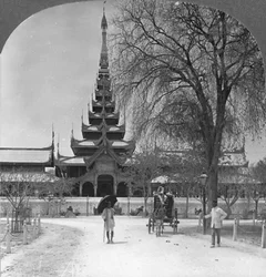 Vue de face du Palais Royal, Mandalay, Birmanie, 1908