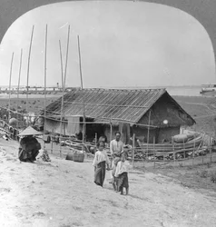 Maison en bambou sur des radeaux, Bhamo, Birmanie