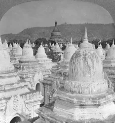 Vue sur les 450 pagodes à Mandalay, Birmanie, 1908