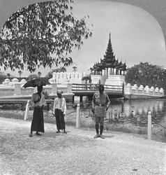 Entrée principale du Fort Dufferin et du Palais Royal, Mandalay, Birmanie, 1908