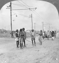 Hommes sur le point de tirer une lourde charge, Rangoon, Birmanie, 1908