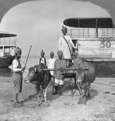 Chariot de transport militaire avec une escorte de soldats indiens, Birmanie, 1898