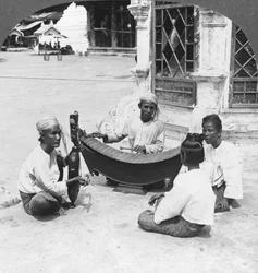Musiciens, Pagode Shwedagon, Rangoon, Birmanie, 1908