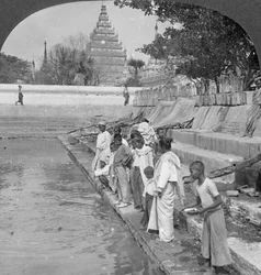 Pèlerins nourrissant des tortues sacrées, pagode Arakan, Mandalay, Birmanie, 1908